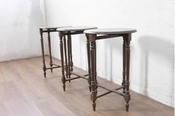 イギリスヴィンテージ　折り畳み式　挽物脚のクラシカルなデザインが魅力のバタフライサイドテーブル3台セット　(R-086738)