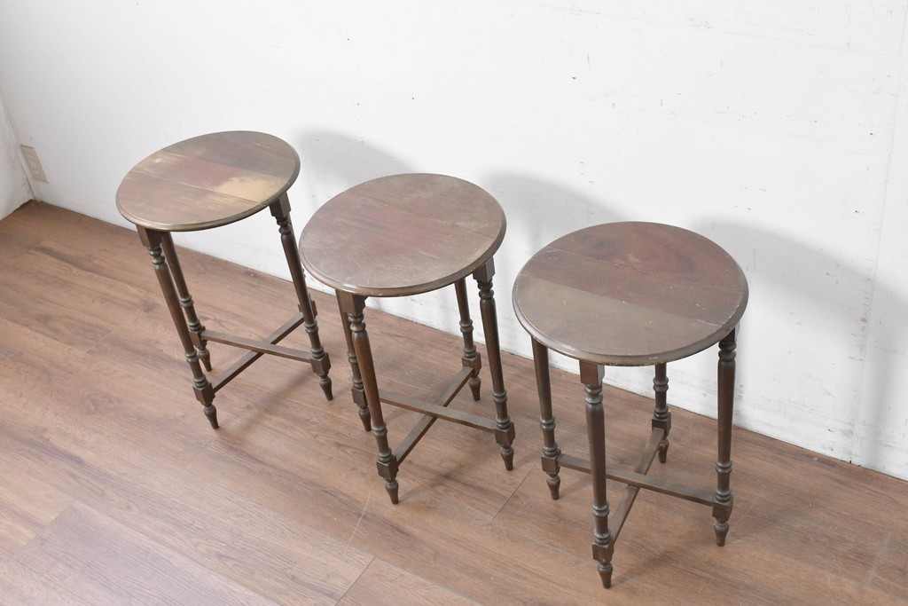 イギリスヴィンテージ　折り畳み式　挽物脚のクラシカルなデザインが魅力のバタフライサイドテーブル3台セット　(R-086738)