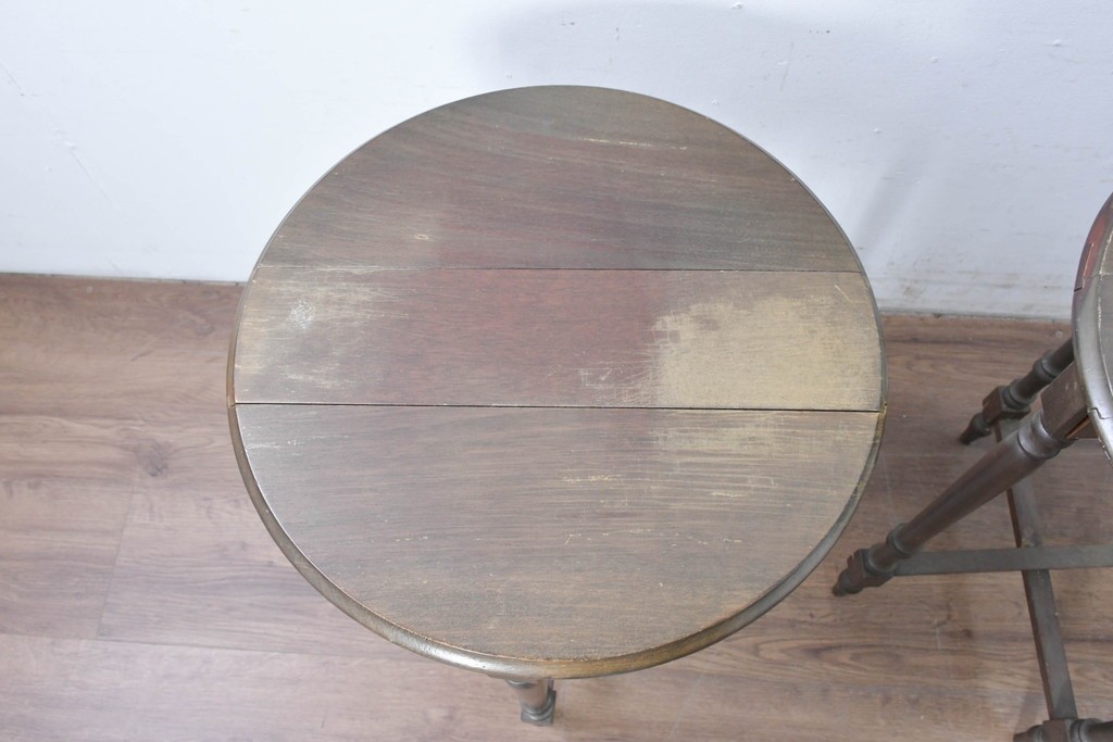 イギリスヴィンテージ　折り畳み式　挽物脚のクラシカルなデザインが魅力のバタフライサイドテーブル3台セット　(R-086738)