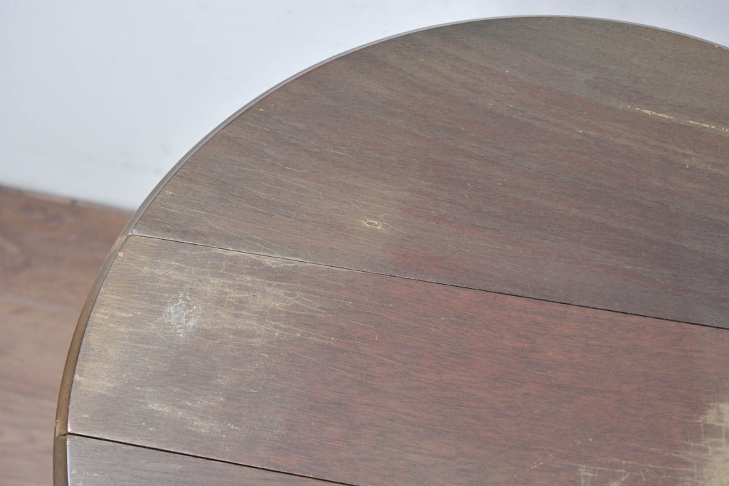 イギリスヴィンテージ　折り畳み式　挽物脚のクラシカルなデザインが魅力のバタフライサイドテーブル3台セット　(R-086738)