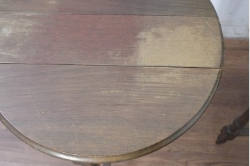 イギリスヴィンテージ　折り畳み式　挽物脚のクラシカルなデザインが魅力のバタフライサイドテーブル3台セット　(R-086738)