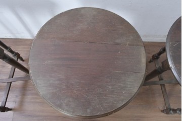 イギリスヴィンテージ　折り畳み式　挽物脚のクラシカルなデザインが魅力のバタフライサイドテーブル3台セット　(R-086738)