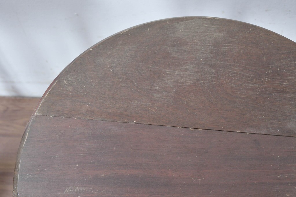 イギリスヴィンテージ　折り畳み式　挽物脚のクラシカルなデザインが魅力のバタフライサイドテーブル3台セット　(R-086738)