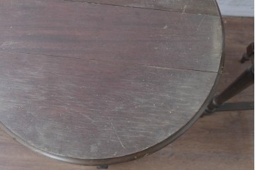 イギリスヴィンテージ　折り畳み式　挽物脚のクラシカルなデザインが魅力のバタフライサイドテーブル3台セット　(R-086738)