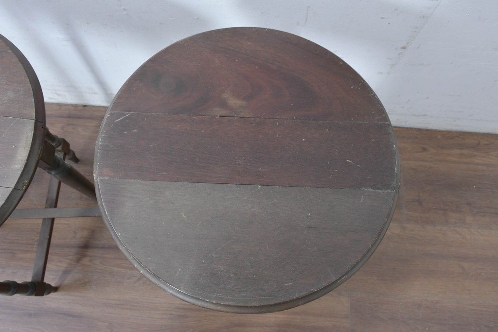 イギリスヴィンテージ　折り畳み式　挽物脚のクラシカルなデザインが魅力のバタフライサイドテーブル3台セット　(R-086738)