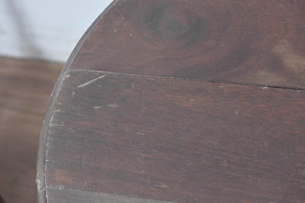 イギリスヴィンテージ　折り畳み式　挽物脚のクラシカルなデザインが魅力のバタフライサイドテーブル3台セット　(R-086738)