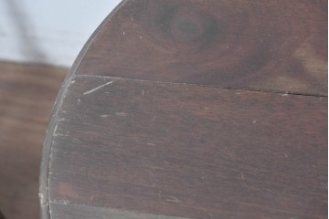 イギリスヴィンテージ　折り畳み式　挽物脚のクラシカルなデザインが魅力のバタフライサイドテーブル3台セット　(R-086738)