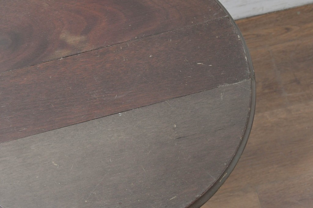 イギリスヴィンテージ　折り畳み式　挽物脚のクラシカルなデザインが魅力のバタフライサイドテーブル3台セット　(R-086738)