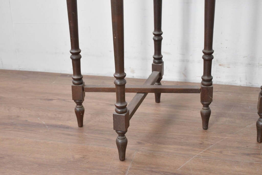 イギリスヴィンテージ　折り畳み式　挽物脚のクラシカルなデザインが魅力のバタフライサイドテーブル3台セット　(R-086738)