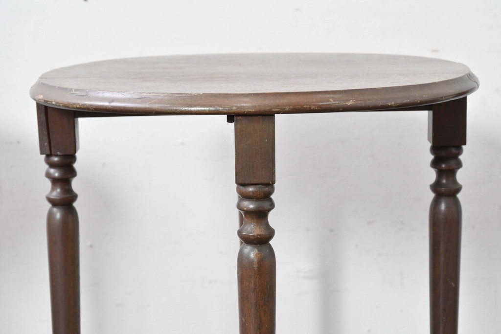 イギリスヴィンテージ　折り畳み式　挽物脚のクラシカルなデザインが魅力のバタフライサイドテーブル3台セット　(R-086738)