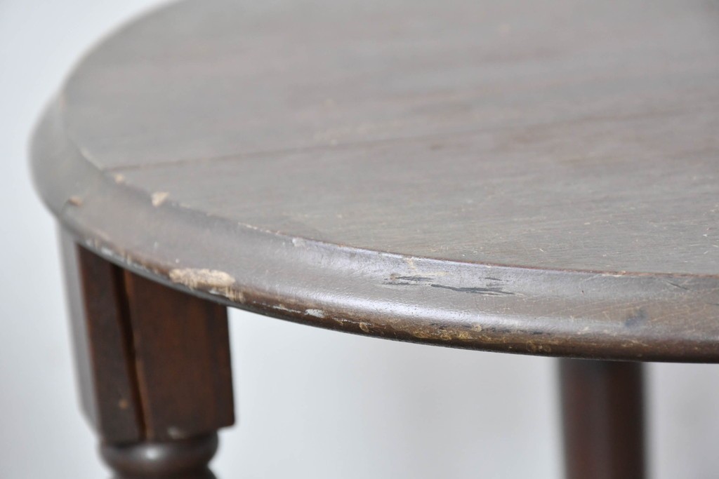 イギリスヴィンテージ　折り畳み式　挽物脚のクラシカルなデザインが魅力のバタフライサイドテーブル3台セット　(R-086738)