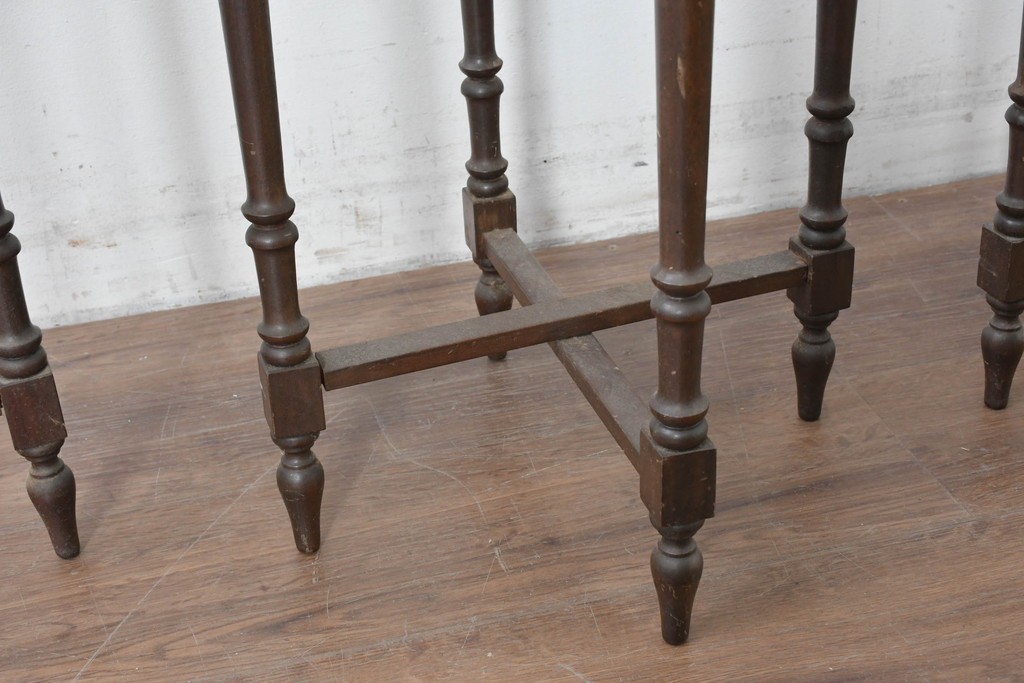 イギリスヴィンテージ　折り畳み式　挽物脚のクラシカルなデザインが魅力のバタフライサイドテーブル3台セット　(R-086738)