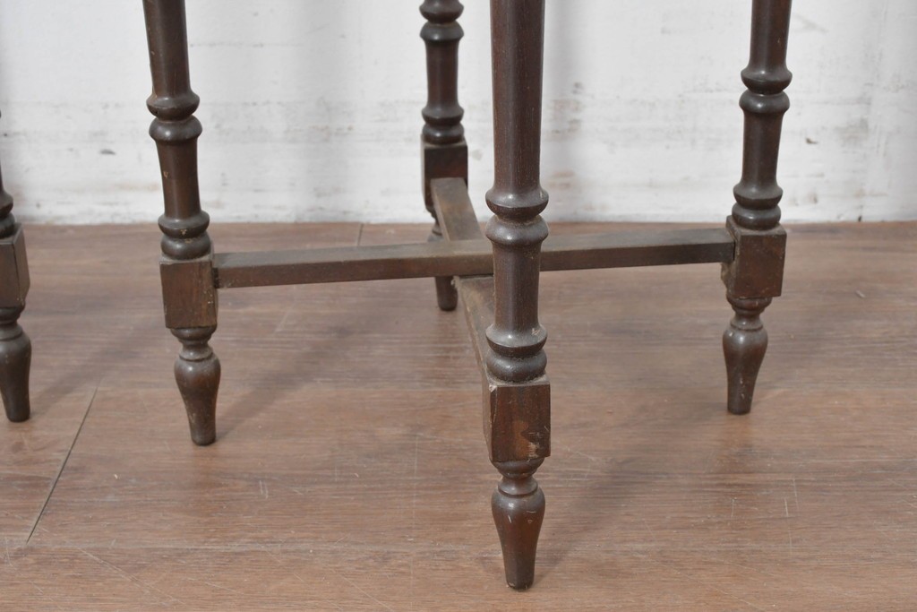 イギリスヴィンテージ　折り畳み式　挽物脚のクラシカルなデザインが魅力のバタフライサイドテーブル3台セット　(R-086738)