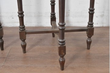 イギリスヴィンテージ　折り畳み式　挽物脚のクラシカルなデザインが魅力のバタフライサイドテーブル3台セット　(R-086738)