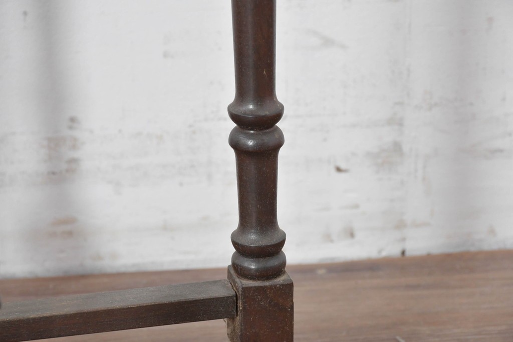 イギリスヴィンテージ　折り畳み式　挽物脚のクラシカルなデザインが魅力のバタフライサイドテーブル3台セット　(R-086738)