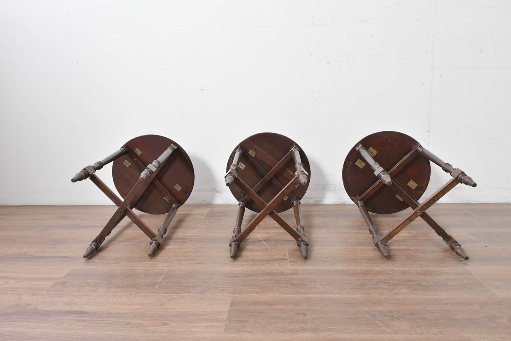 イギリスヴィンテージ　折り畳み式　挽物脚のクラシカルなデザインが魅力のバタフライサイドテーブル3台セット　(R-086738)