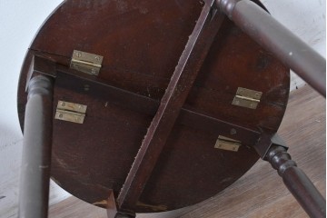 イギリスヴィンテージ　折り畳み式　挽物脚のクラシカルなデザインが魅力のバタフライサイドテーブル3台セット　(R-086738)