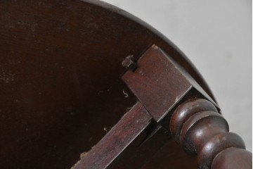 イギリスヴィンテージ　折り畳み式　挽物脚のクラシカルなデザインが魅力のバタフライサイドテーブル3台セット　(R-086738)