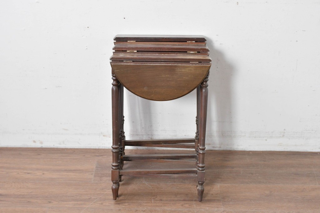 イギリスヴィンテージ　折り畳み式　挽物脚のクラシカルなデザインが魅力のバタフライサイドテーブル3台セット　(R-086738)