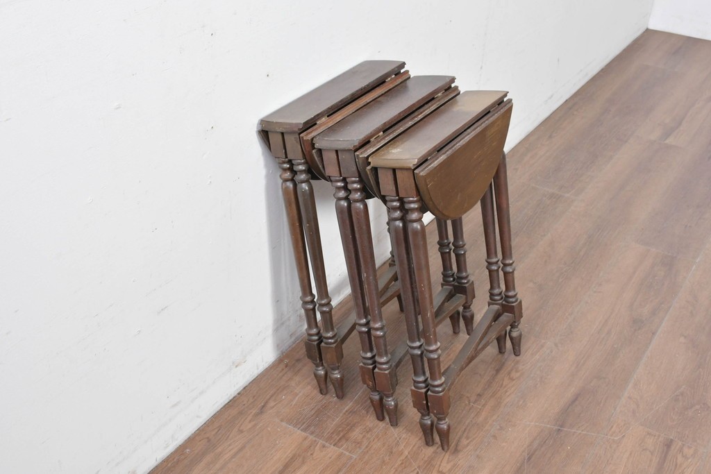 イギリスヴィンテージ　折り畳み式　挽物脚のクラシカルなデザインが魅力のバタフライサイドテーブル3台セット　(R-086738)