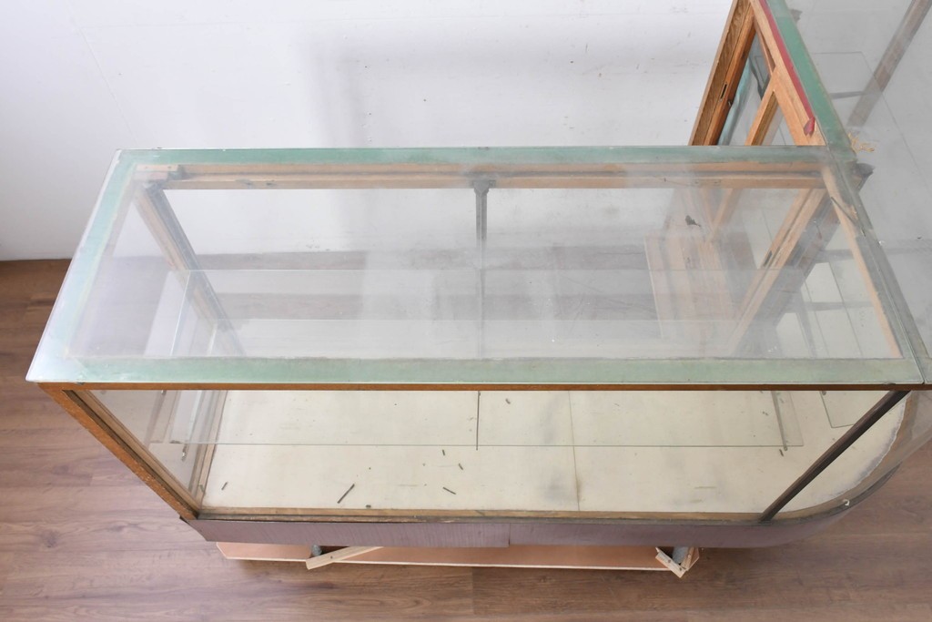 和製ヴィンテージ　曲げガラス　引き出し3杯付きの昭和レトロなL型ショーケース　(R-086745)