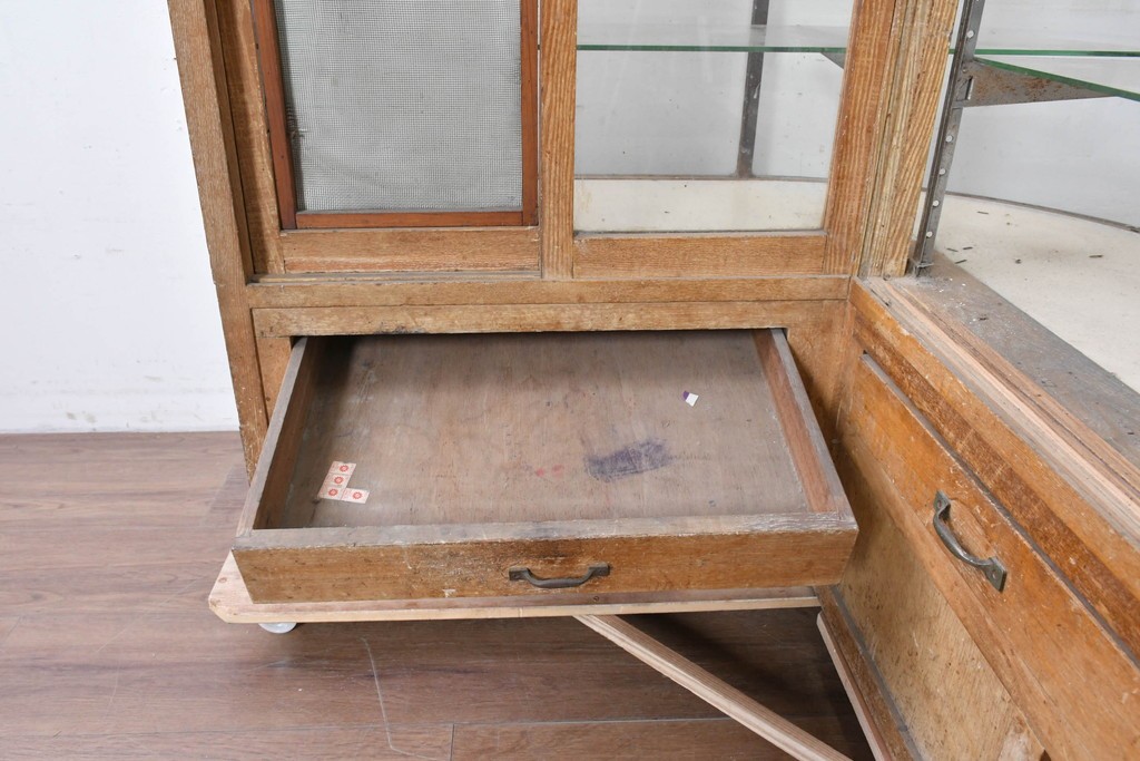 和製ヴィンテージ　曲げガラス　引き出し3杯付きの昭和レトロなL型ショーケース　(R-086745)