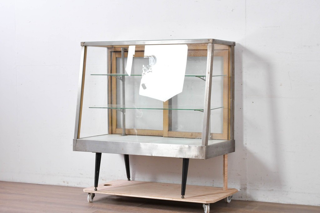 和製ヴィンテージ　メタルフレーム　シャープな印象の台形ガラスケース　(R-086746)