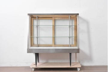 和製ヴィンテージ　メタルフレーム　シャープな印象の台形ガラスケース　(R-086746)