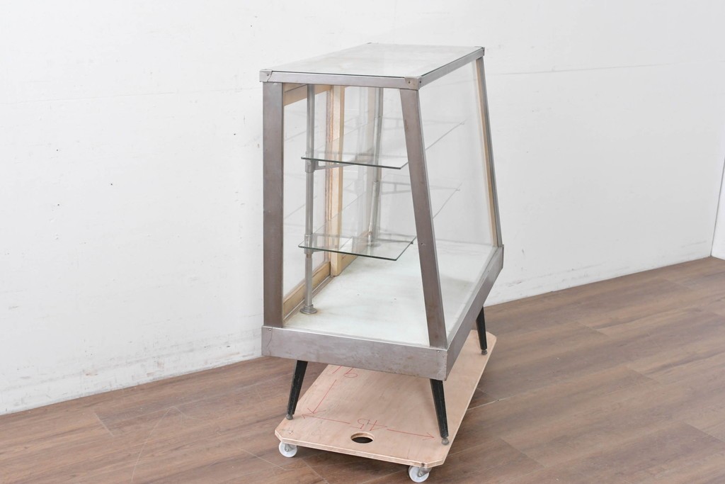 和製ヴィンテージ　メタルフレーム　シャープな印象の台形ガラスケース　(R-086746)