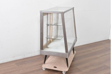 和製ヴィンテージ　メタルフレーム　シャープな印象の台形ガラスケース　(R-086746)