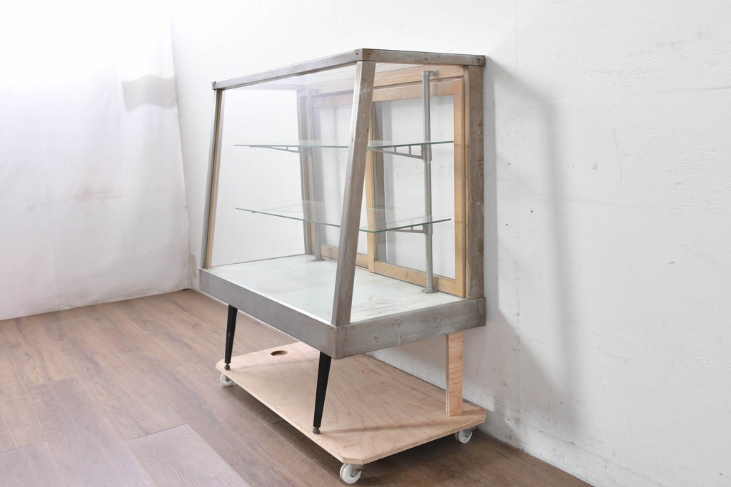 和製ヴィンテージ　メタルフレーム　シャープな印象の台形ガラスケース　(R-086746)