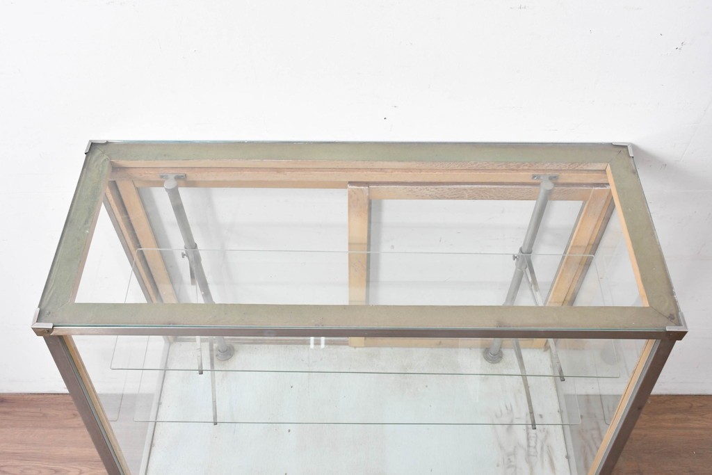 和製ヴィンテージ　メタルフレーム　シャープな印象の台形ガラスケース　(R-086746)