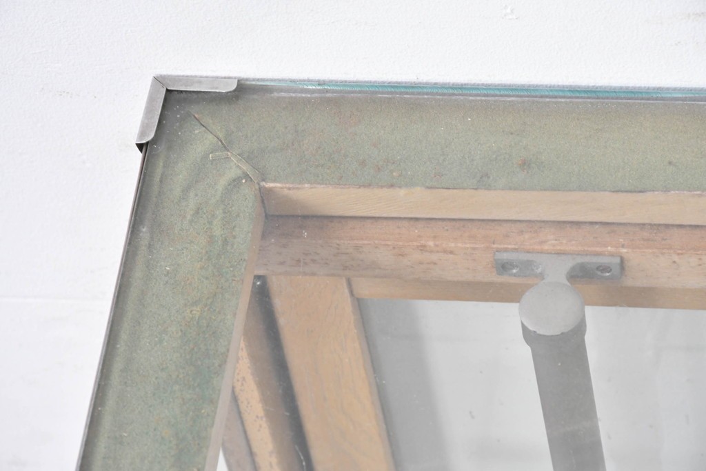 和製ヴィンテージ　メタルフレーム　シャープな印象の台形ガラスケース　(R-086746)