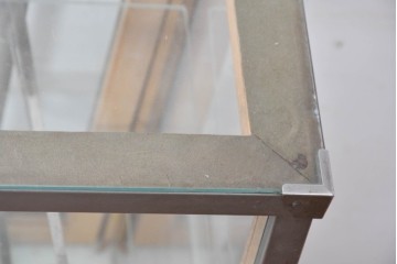 和製ヴィンテージ　メタルフレーム　シャープな印象の台形ガラスケース　(R-086746)