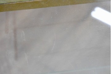 和製ヴィンテージ　メタルフレーム　シャープな印象の台形ガラスケース　(R-086746)