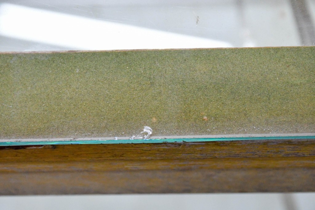 和製ヴィンテージ　メタルフレーム　シャープな印象の台形ガラスケース　(R-086746)