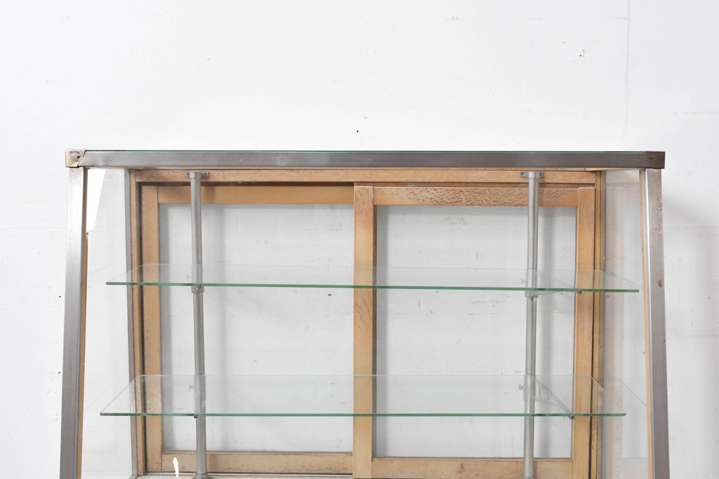 和製ヴィンテージ　メタルフレーム　シャープな印象の台形ガラスケース　(R-086746)