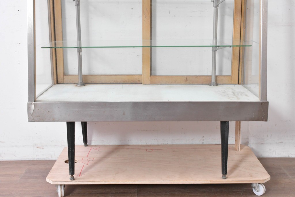 和製ヴィンテージ　メタルフレーム　シャープな印象の台形ガラスケース　(R-086746)