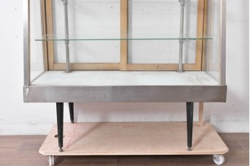 和製ヴィンテージ　メタルフレーム　シャープな印象の台形ガラスケース　(R-086746)