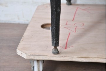 和製ヴィンテージ　メタルフレーム　シャープな印象の台形ガラスケース　(R-086746)