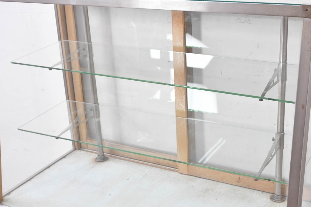 和製ヴィンテージ　メタルフレーム　シャープな印象の台形ガラスケース　(R-086746)