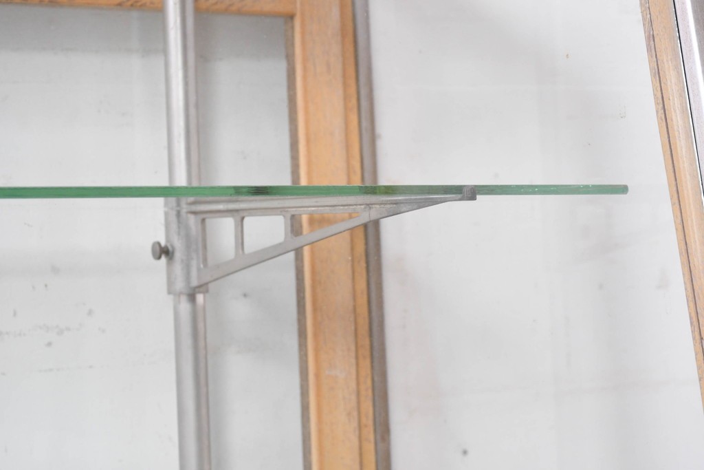 和製ヴィンテージ　メタルフレーム　シャープな印象の台形ガラスケース　(R-086746)