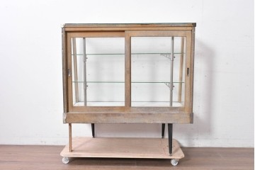 和製ヴィンテージ　メタルフレーム　シャープな印象の台形ガラスケース　(R-086746)