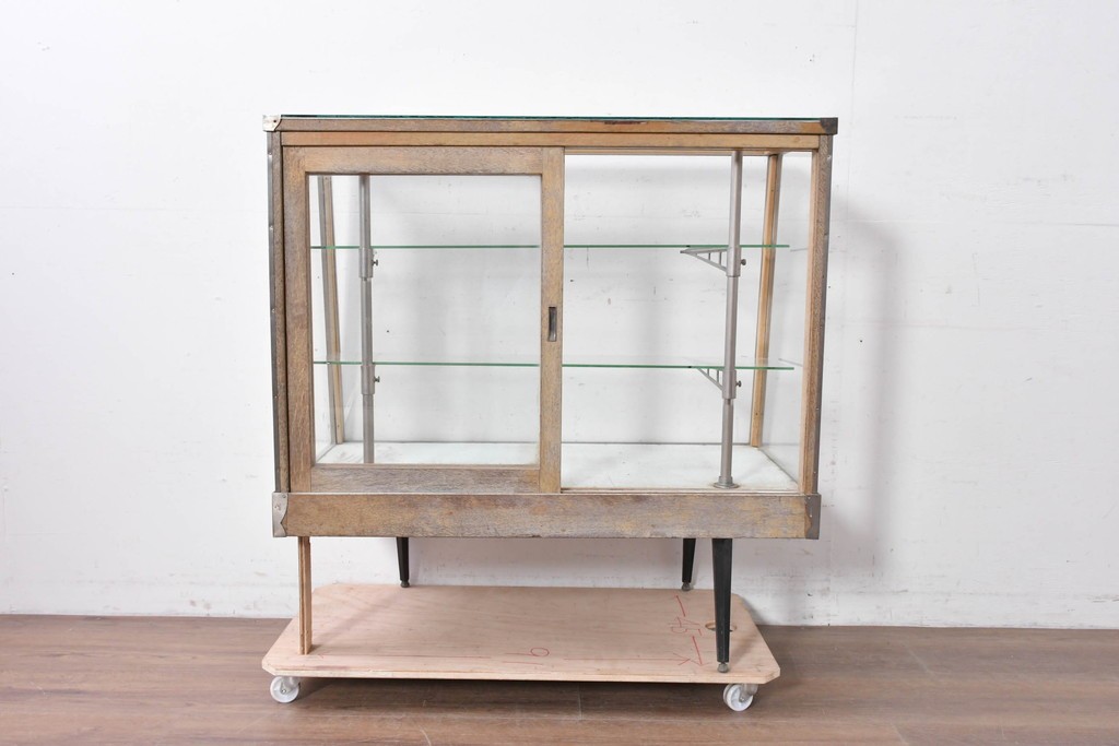 和製ヴィンテージ　メタルフレーム　シャープな印象の台形ガラスケース　(R-086746)