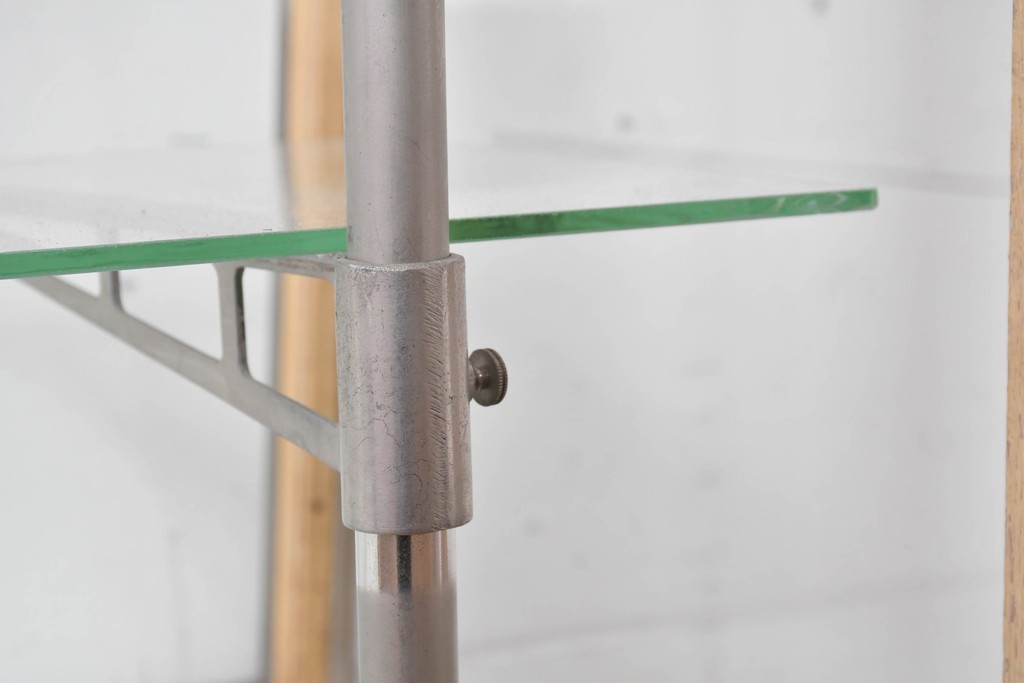 和製ヴィンテージ　メタルフレーム　シャープな印象の台形ガラスケース　(R-086746)