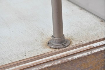 和製ヴィンテージ　メタルフレーム　シャープな印象の台形ガラスケース　(R-086746)