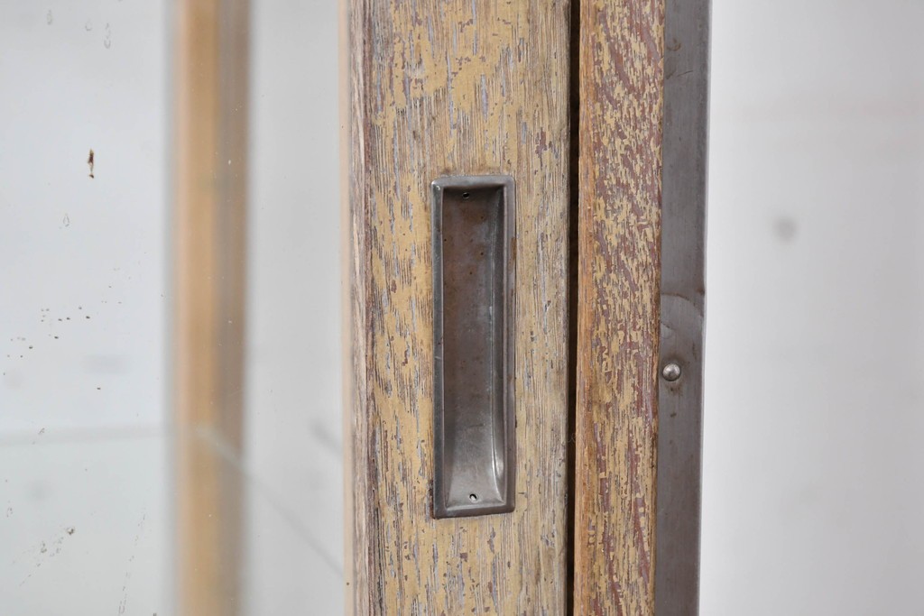 和製ヴィンテージ　メタルフレーム　シャープな印象の台形ガラスケース　(R-086746)