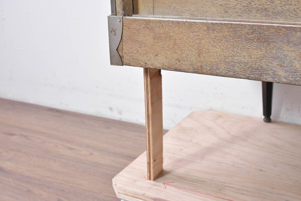 和製ヴィンテージ　メタルフレーム　シャープな印象の台形ガラスケース　(R-086746)