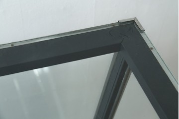 和製ヴィンテージ　メタルフレーム　シャープなデザインの台形ガラスケース　(R-086746)