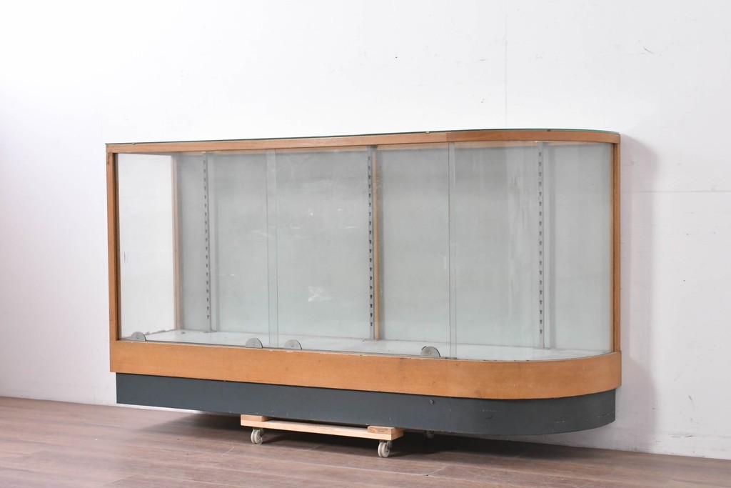 和製ヴィンテージ　伊藤洋家具店　木製フレームと曲げガラスのショーケース　(R-086747)